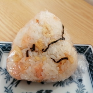 鮭と揚げ玉と塩昆布のおにぎり